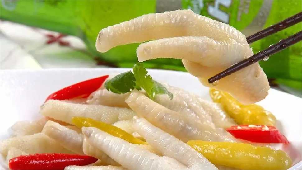 泡椒凤爪塑料保鲜盒包装机：锁住美味，保鲜每一刻