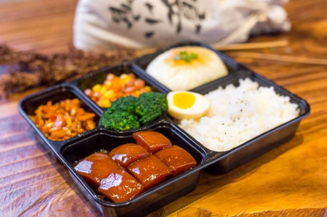 工厂级全自动盒饭封口包装机：高效封口，锁鲜增效