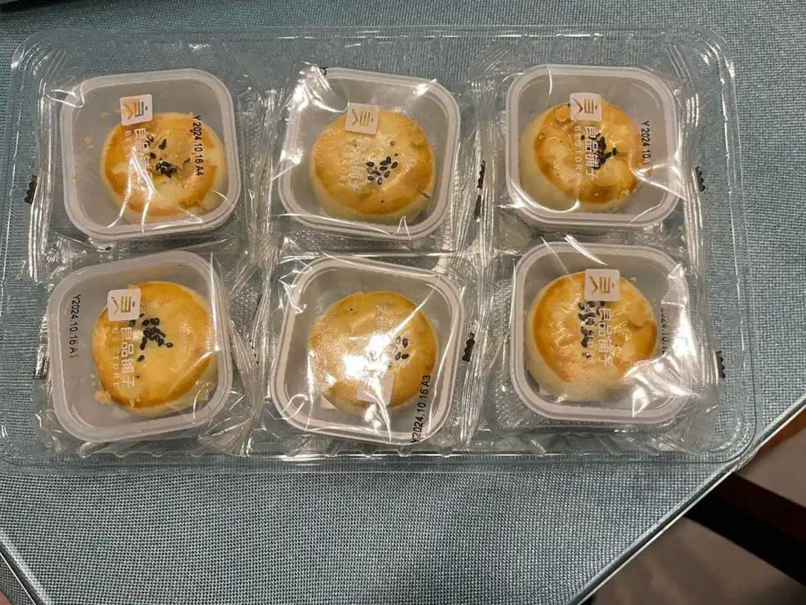 告别人工，拥抱高效：吕工机械自动化解决方案，破解蛋黄酥、月饼量产难题