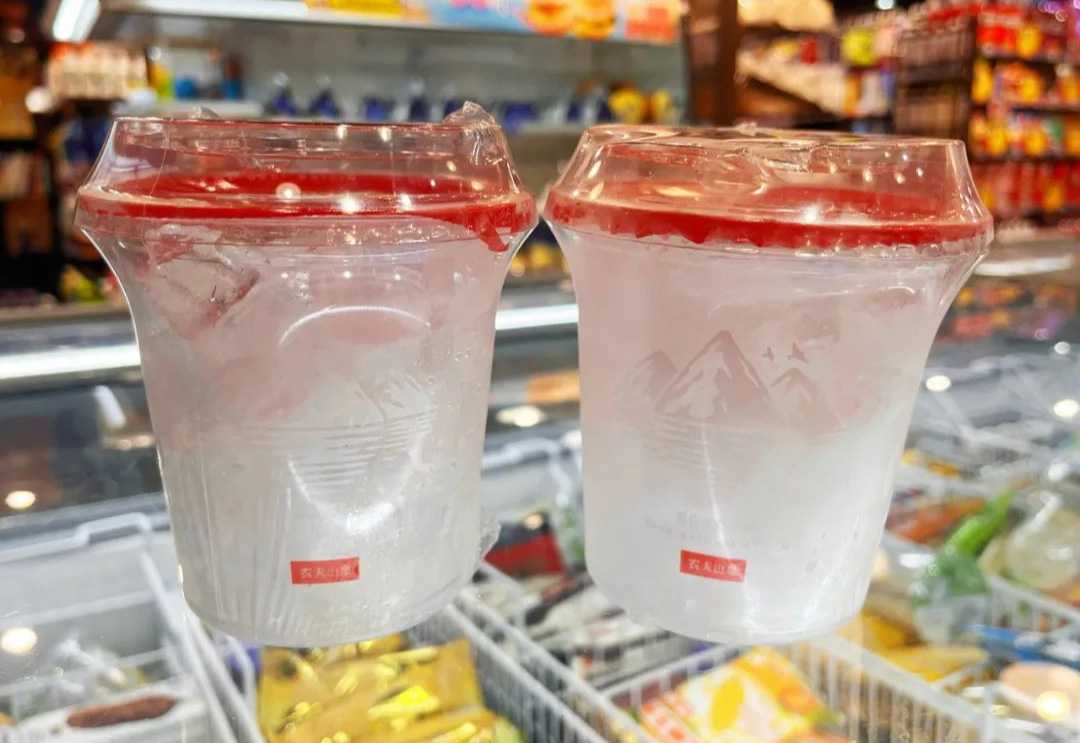 抢占夏季清凉经济：吕工机械高产能冰杯灌装机，解决您的生产瓶颈