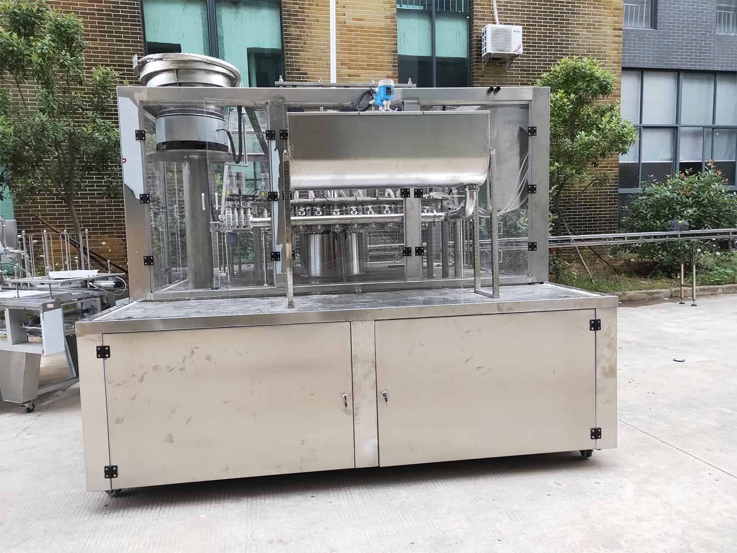 LG-900 斜嘴袋灌装旋盖机 .jpg